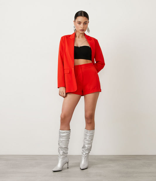 Crepe corto e sartoriale con orlo a risvolto in rosso