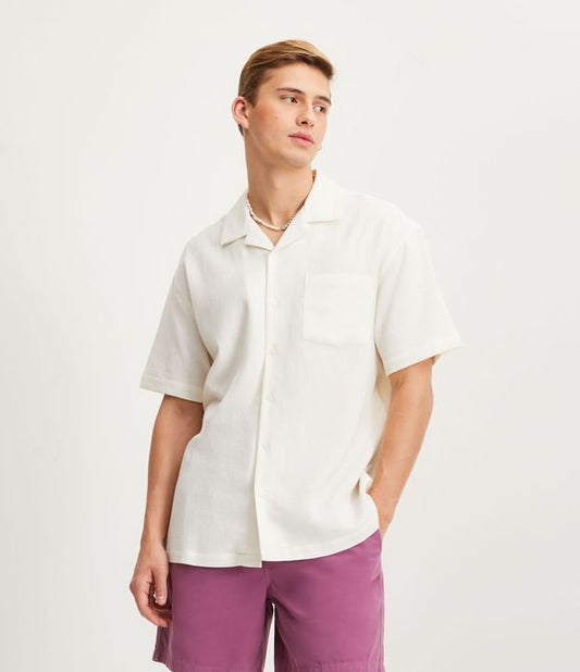 Camisa Tricoline Texturizada Descontraída com Bolso Frontal em Bege
