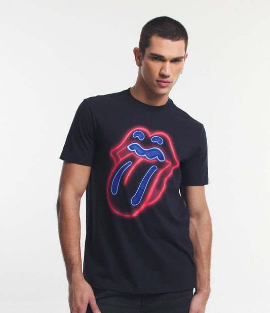 Camiseta preta em tecido meia malha com estampa dos Rolling Stones na frente e nas costas