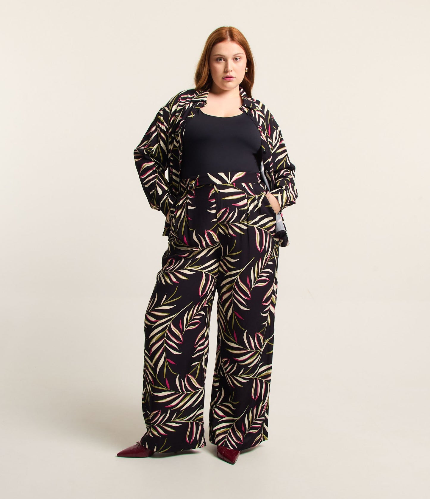 Pantalón de viscosa negro con estampado de hojas - Tallas grandes y curvas