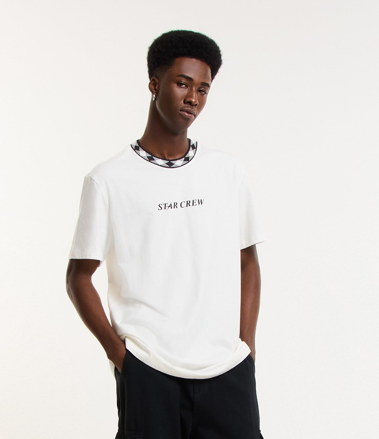 Camiseta Comfort Cotton com gola esportiva e inscrição "Star Crew" em branco