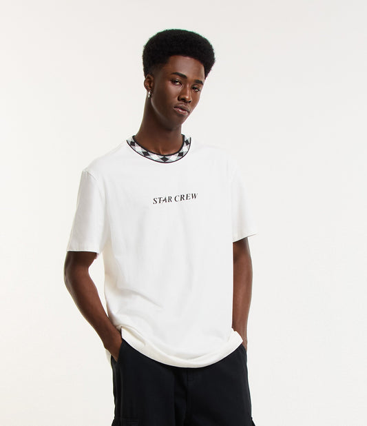 Camiseta Comfort Cotton com gola esportiva e inscrição "Star Crew" em branco