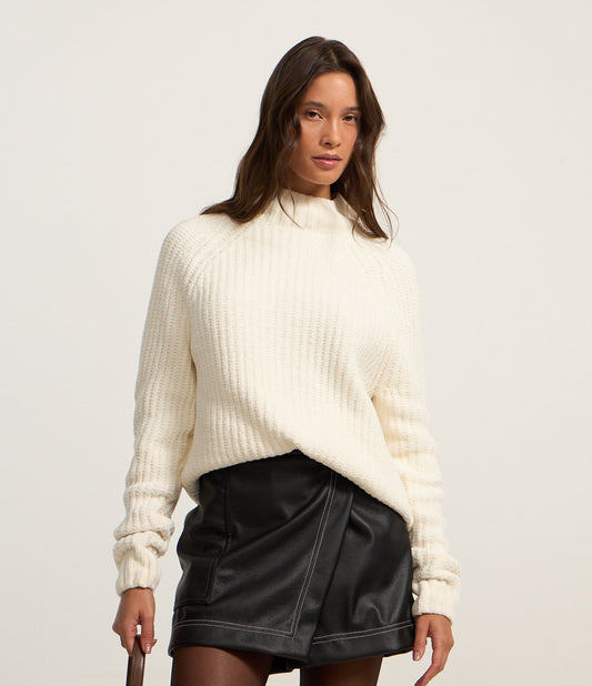 Maglione bianco in ciniglia con collo alto