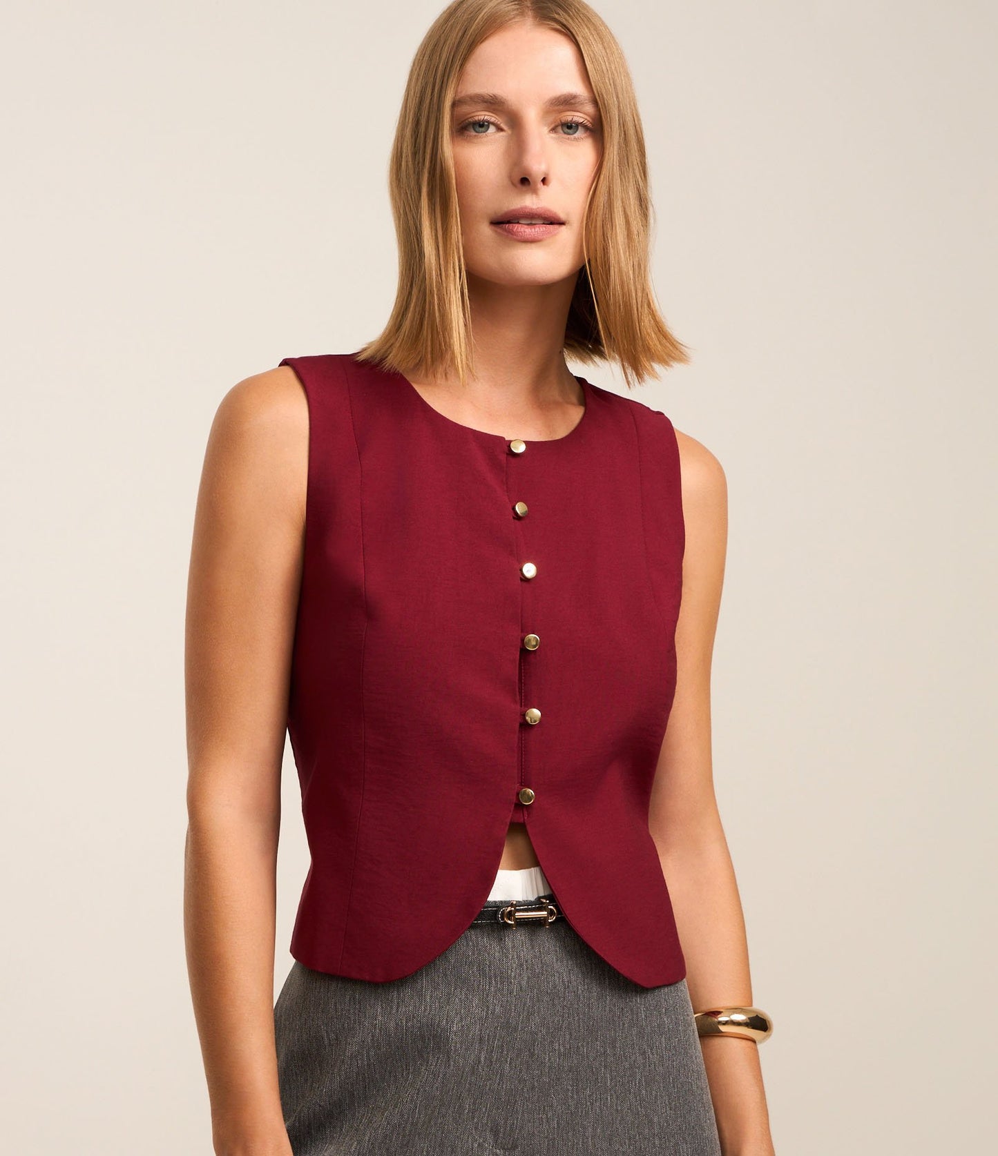 Gilet sartoriale rosso con lacci incrociati sulla schiena