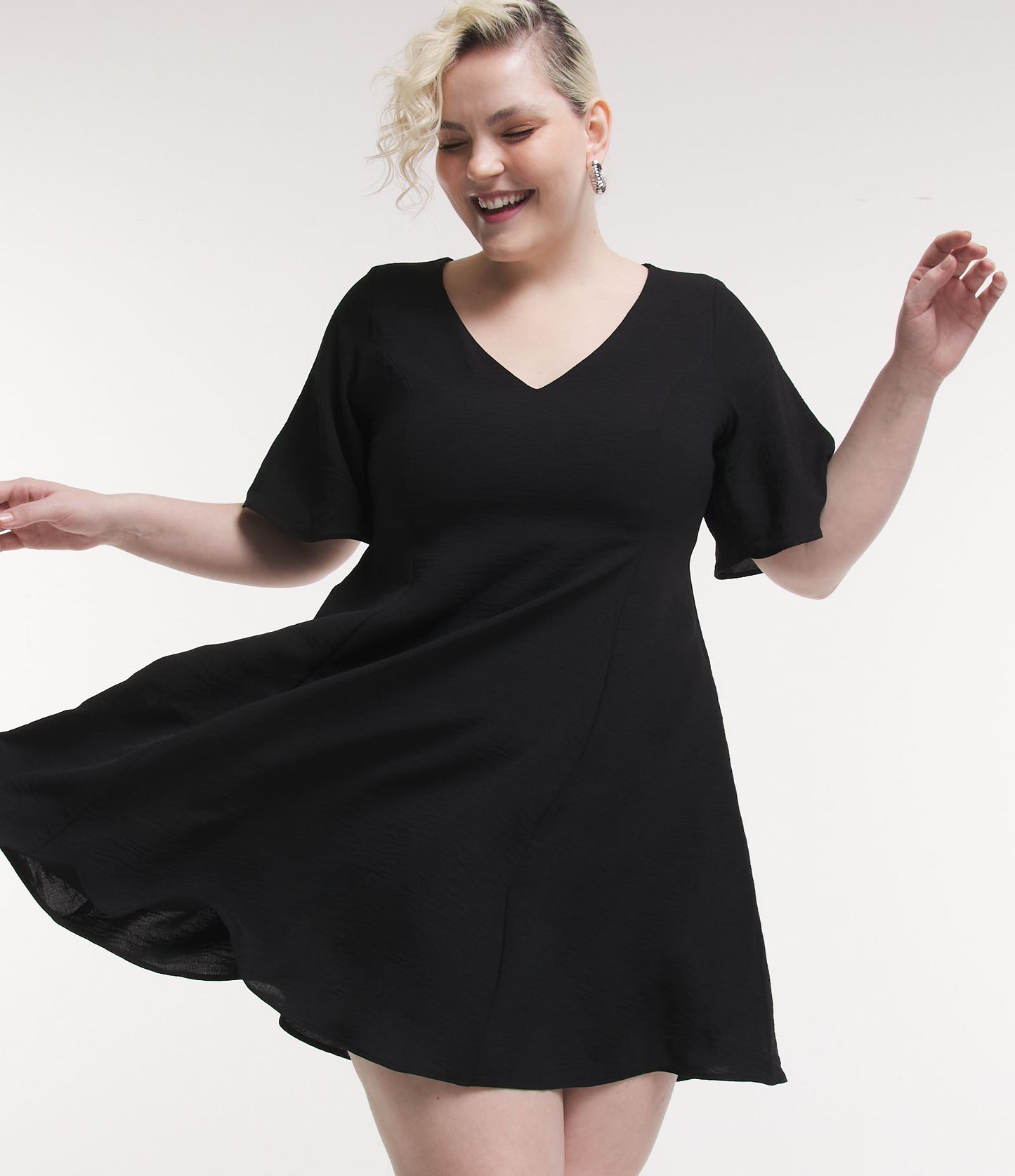 Vestito corto in crepe con maniche ampie, Curve e taglie forti, nero