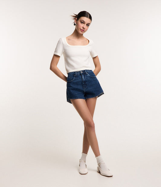 Pantaloncini di jeans con orlo a vivo e lucentezza blu