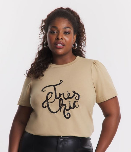 Camicetta a maniche corte con scritta "Tres Chic" in beige - Curve e taglie forti