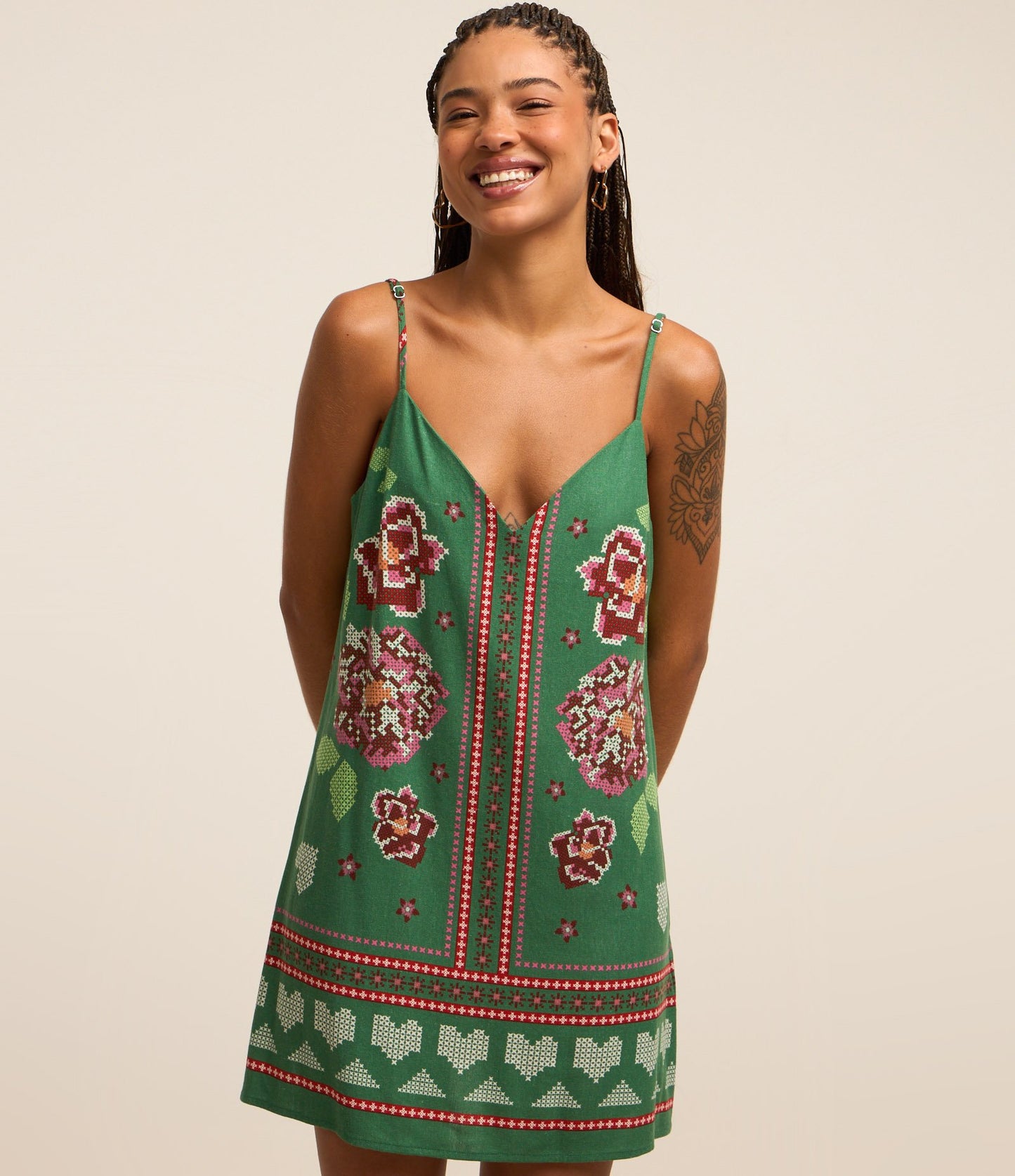 Vestido Corto de Viscolina con Cuello en V, Tirantes Finos y Estampado Floral Verde