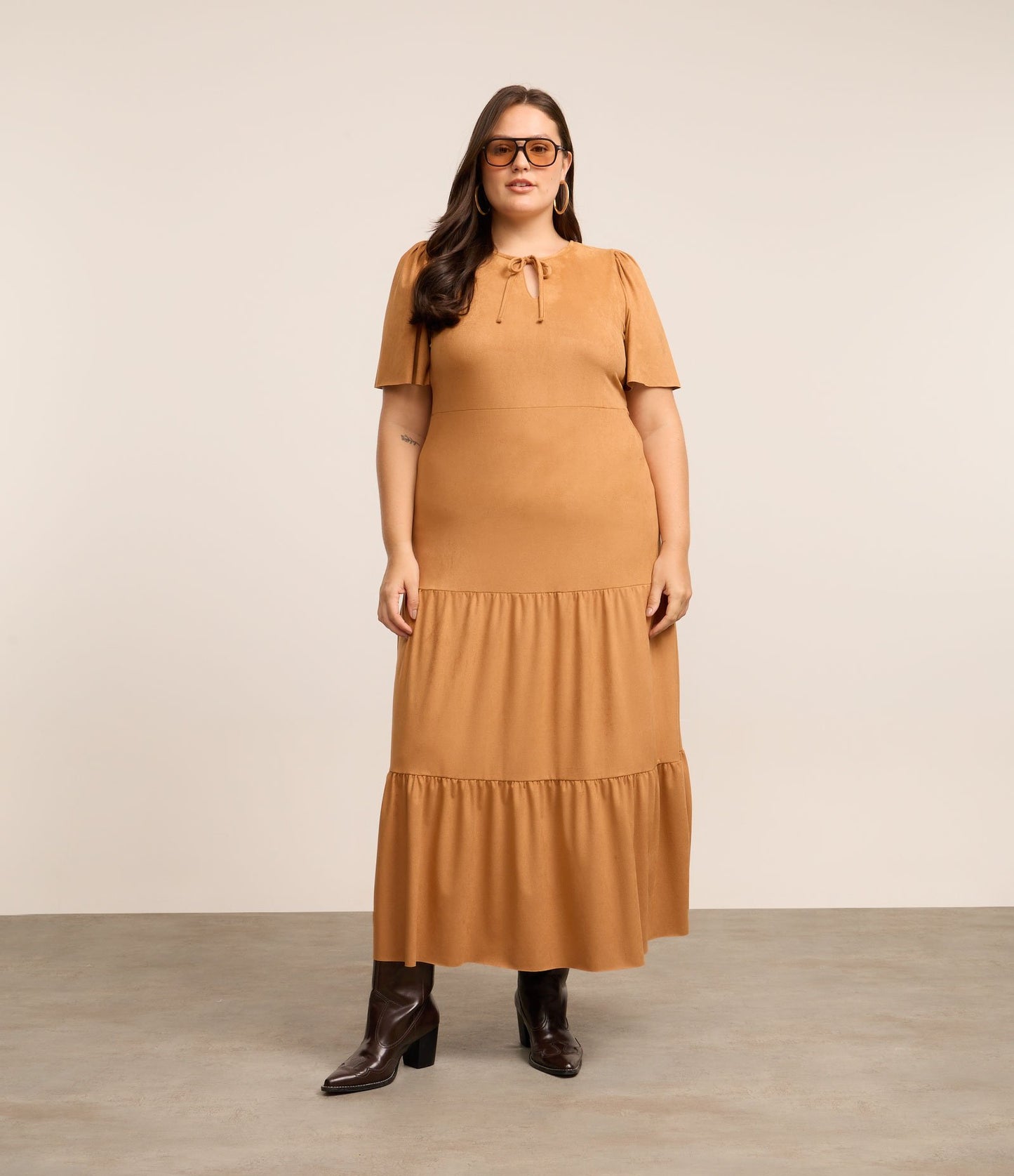 Vestito lungo in pelle scamosciata con cravatta e volant, taglie forti e taglie forti, marrone