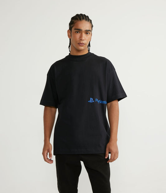 Camiseta preta oversized com mangas curtas e estampa de PlayStation