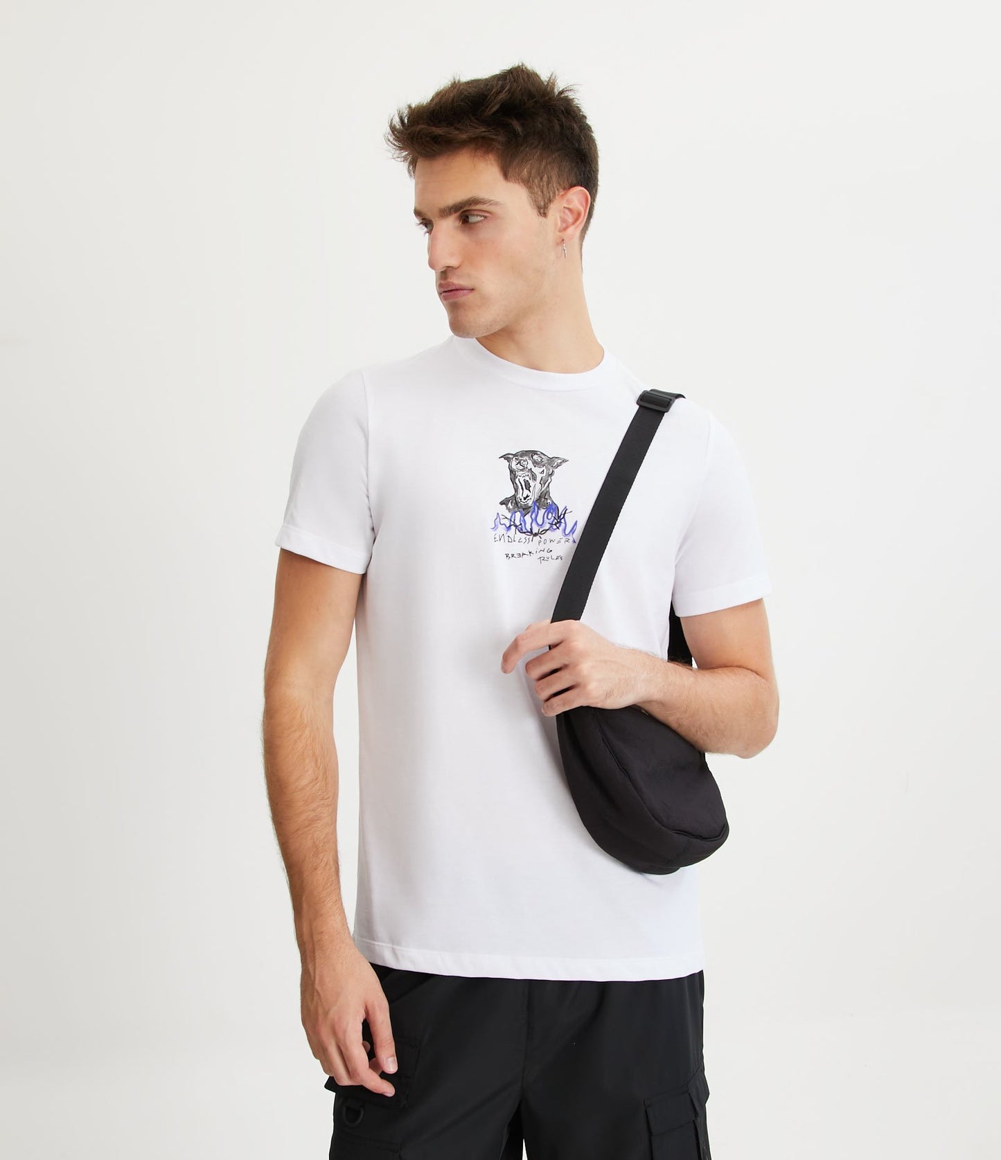 Camiseta Regular Fit em malha macia com estampa de fogo e cachorro da Branca de Neve