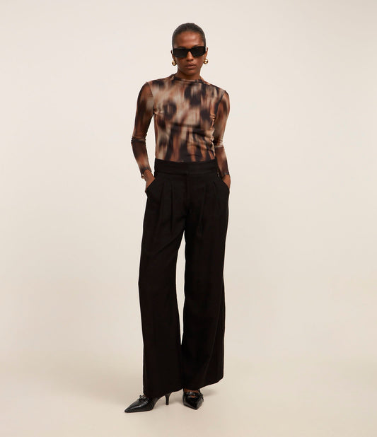 Pantalones negros de talle alto y pernera ancha con pliegues