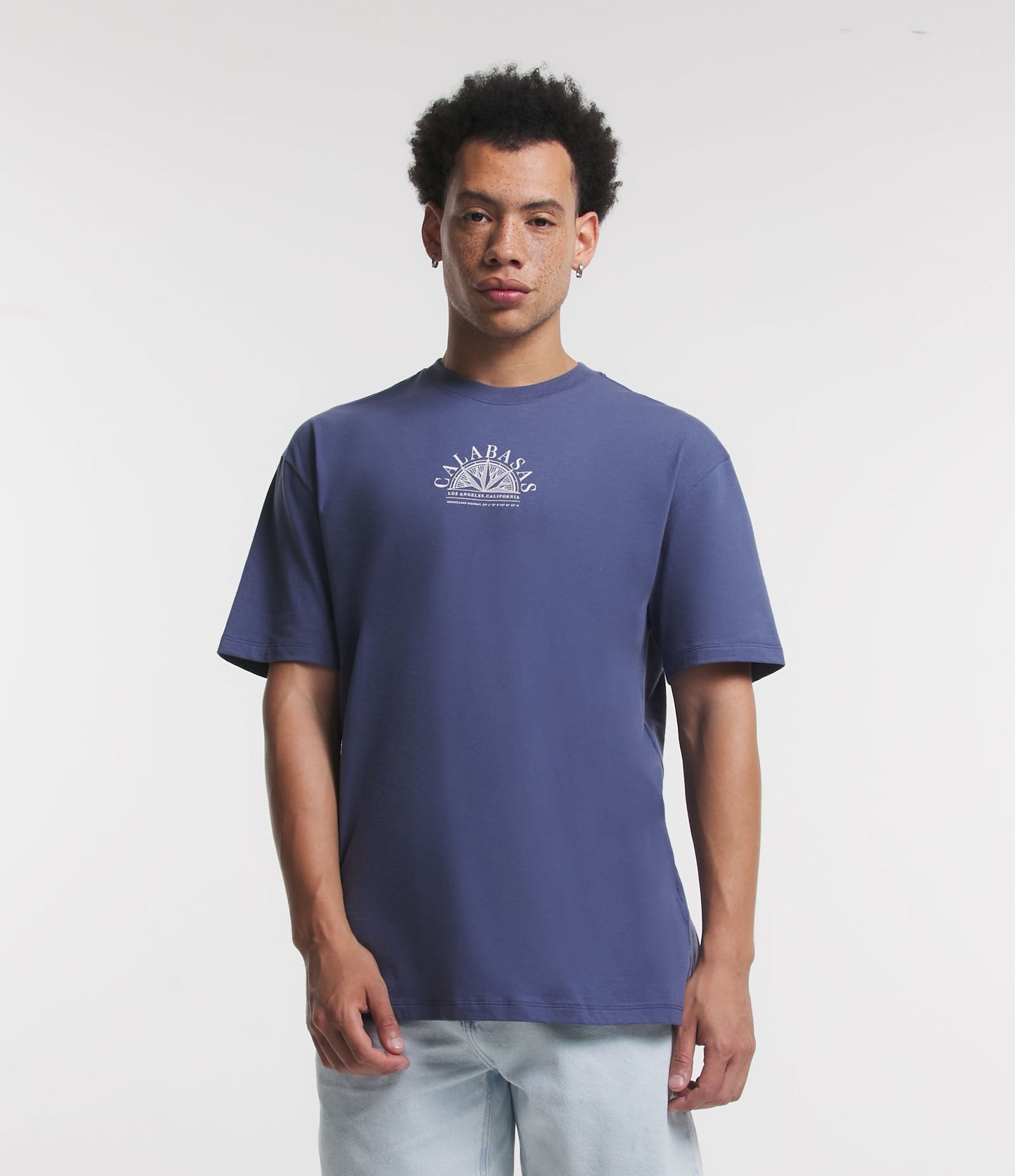Camiseta azul descontraída em meia malha com estampa de Calabasas