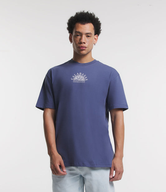 Camiseta azul descontraída em meia malha com estampa de Calabasas