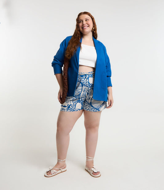 Pantaloncini in lino con stampa astratta e cintura, Curve e taglie forti, bianco/blu