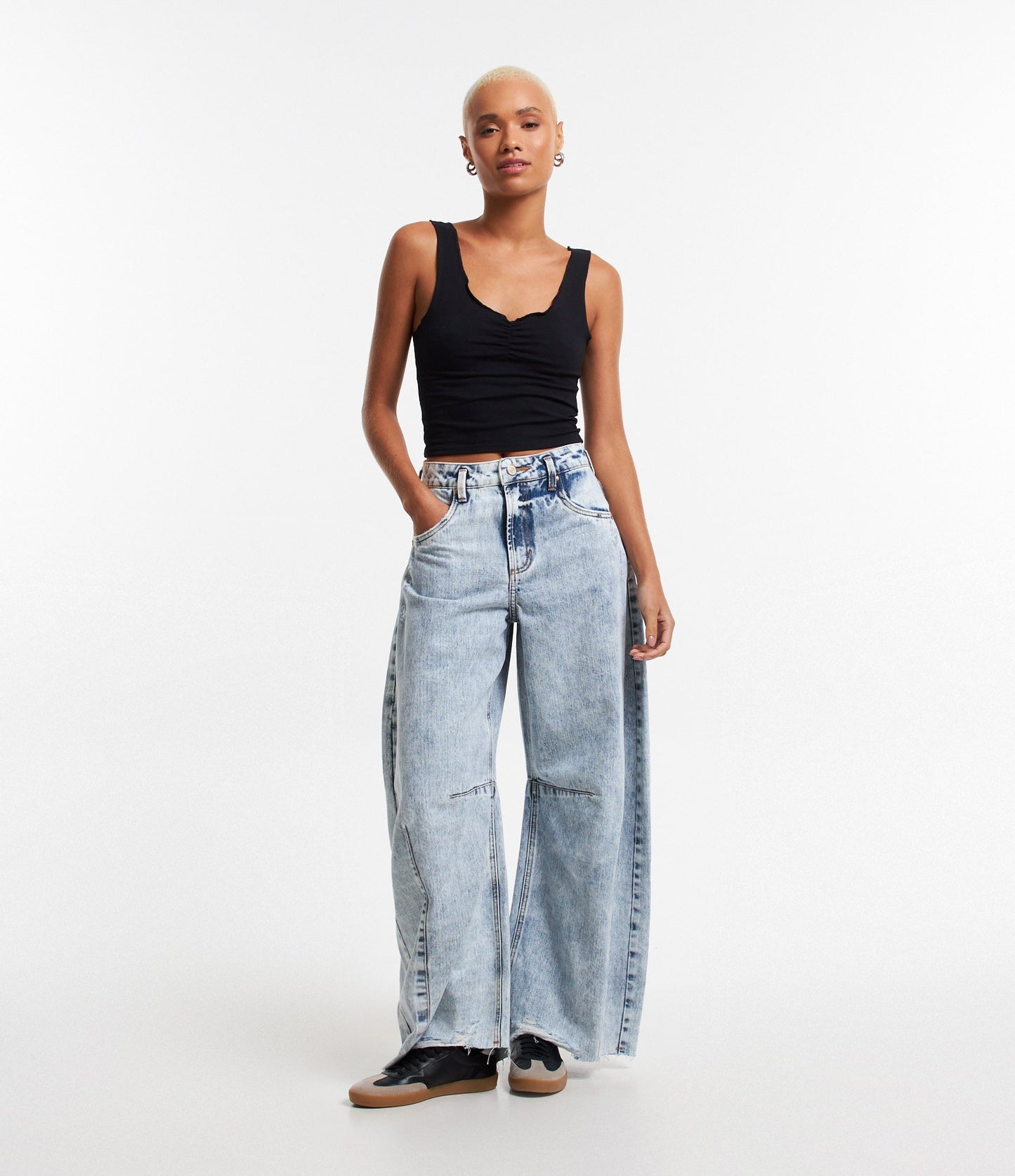 Barril Jeans com acabamento em azul desgastado