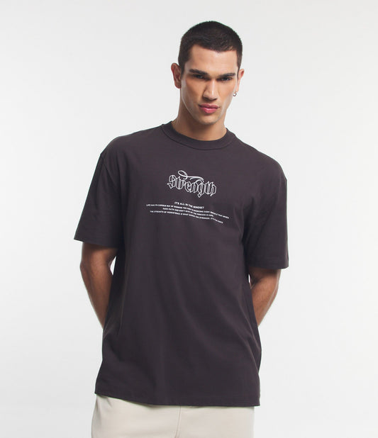 Camiseta marrom de ajuste relaxado em meia malha com estampa "Strength