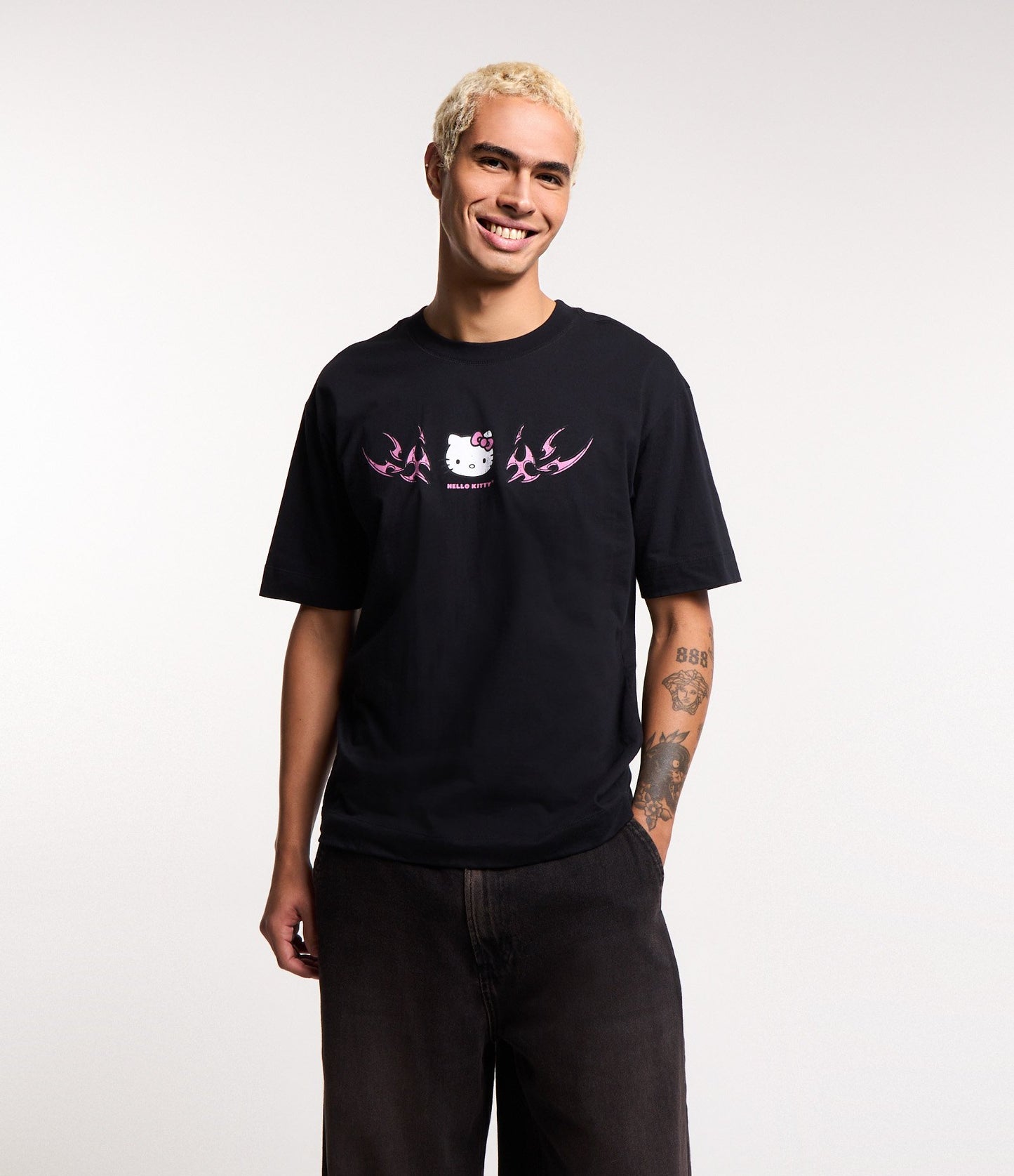 Maglietta nera in cotone con stampa tribale di Hello Kitty