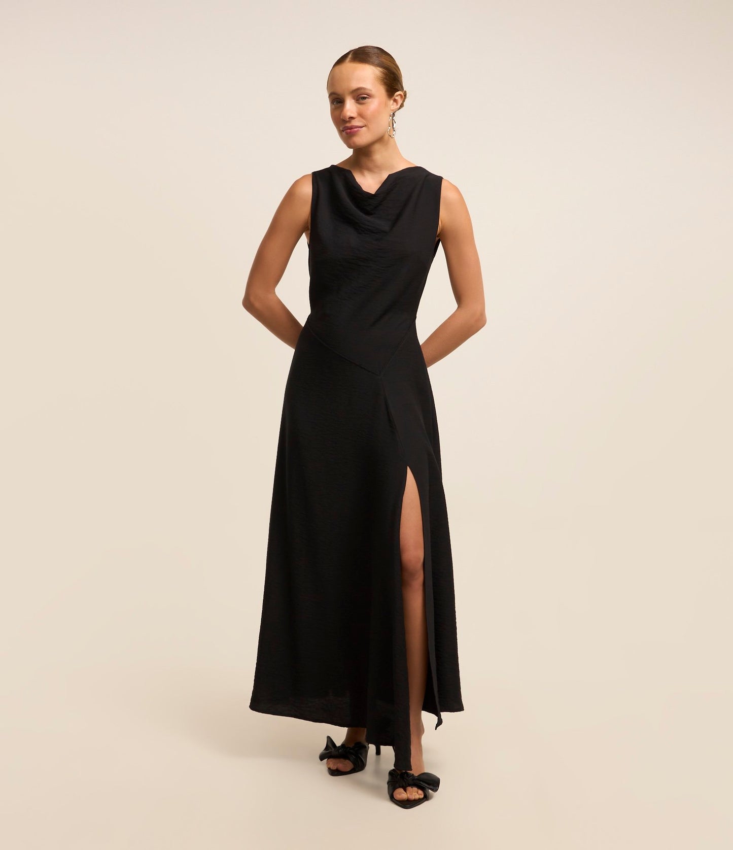 Novo vestido midi preto com design drapeado e zíper lateral