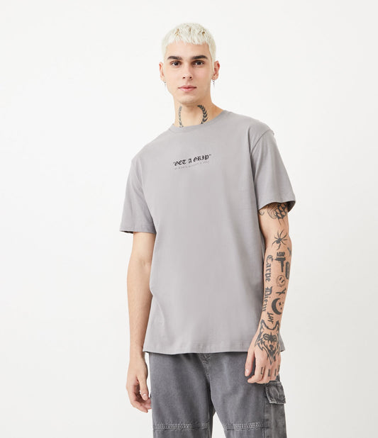 Camiseta Easy Cotton com estampa "Car on Fire" em cinza