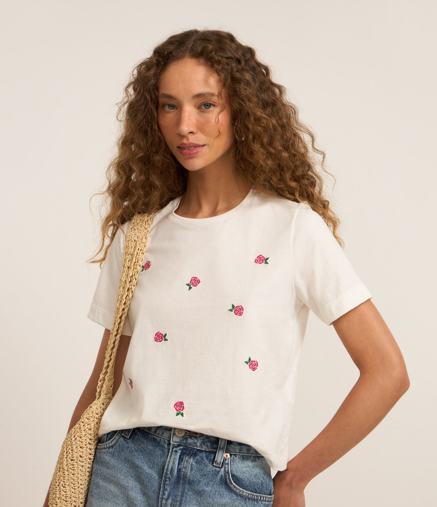 Camiseta de Algodão Branca com Bordado Floral