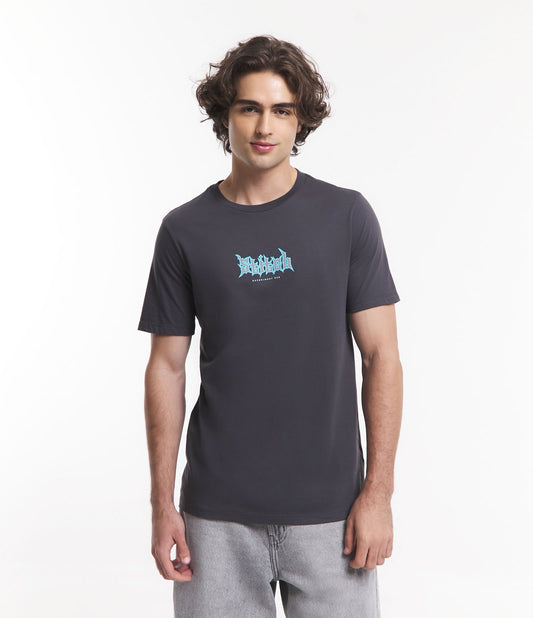 Camiseta cinza em meia malha com ponto de esqueleto na frente e nas costas e estampa de raios
