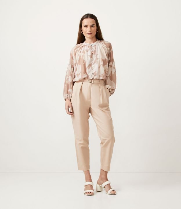 Calça Carrot em algodão com cinto de faixa bege