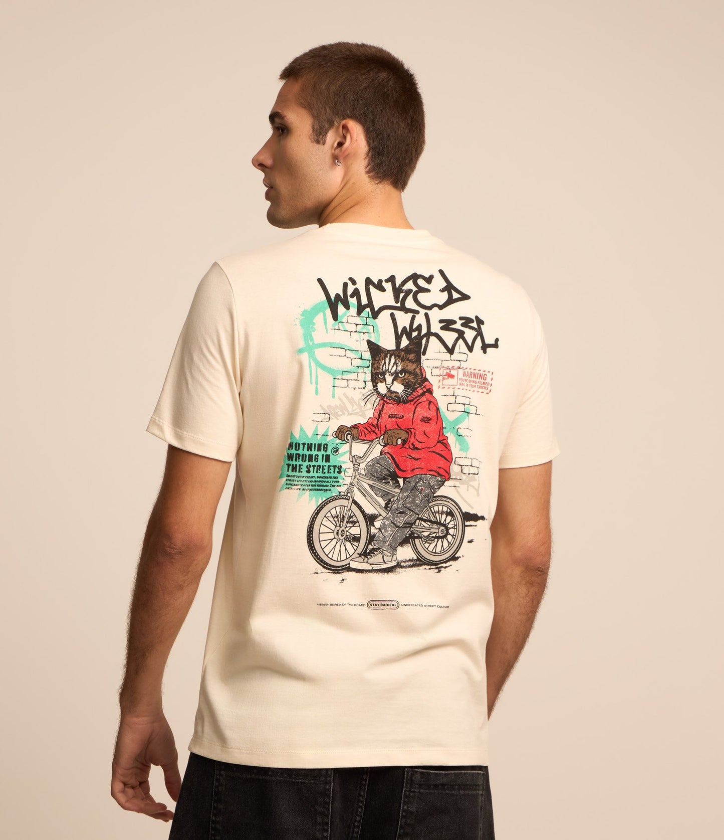 Camiseta regular fit de algodón con estampado de gato en bici en blanco roto