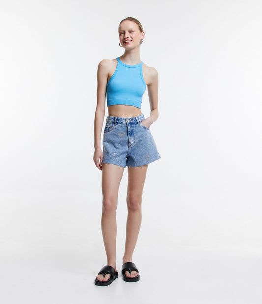 Jeans curto de cintura alta com brilhos de coração e estrela em azul