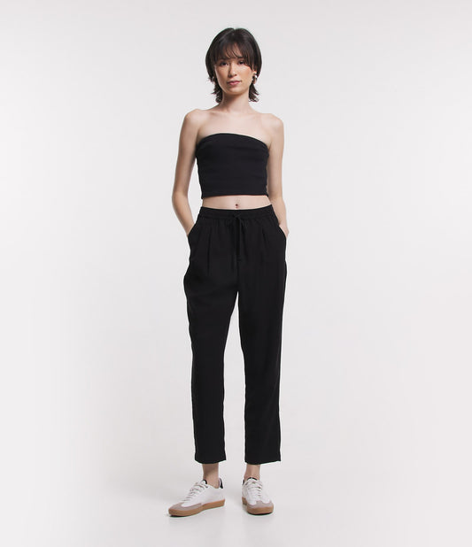 Calça Carrot preta em viscose com cintura marcada e bolsos