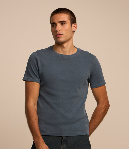 Camiseta musculosa azul com nervuras e textura lavada