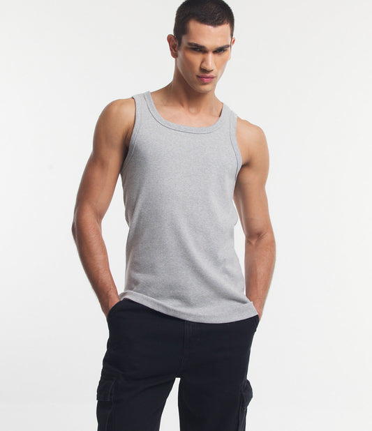 Camiseta regata de algodão regular com fundo cinza