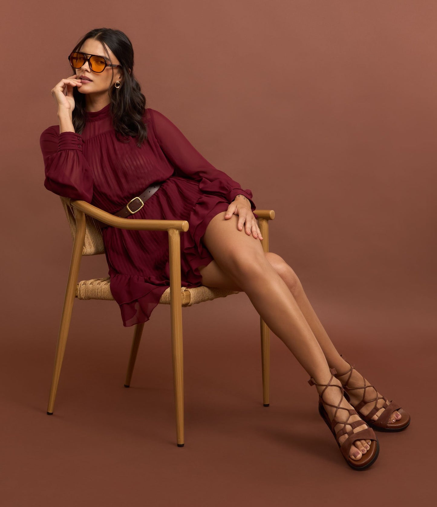 Romper in chiffon plissettato con orlo increspato in borgogna