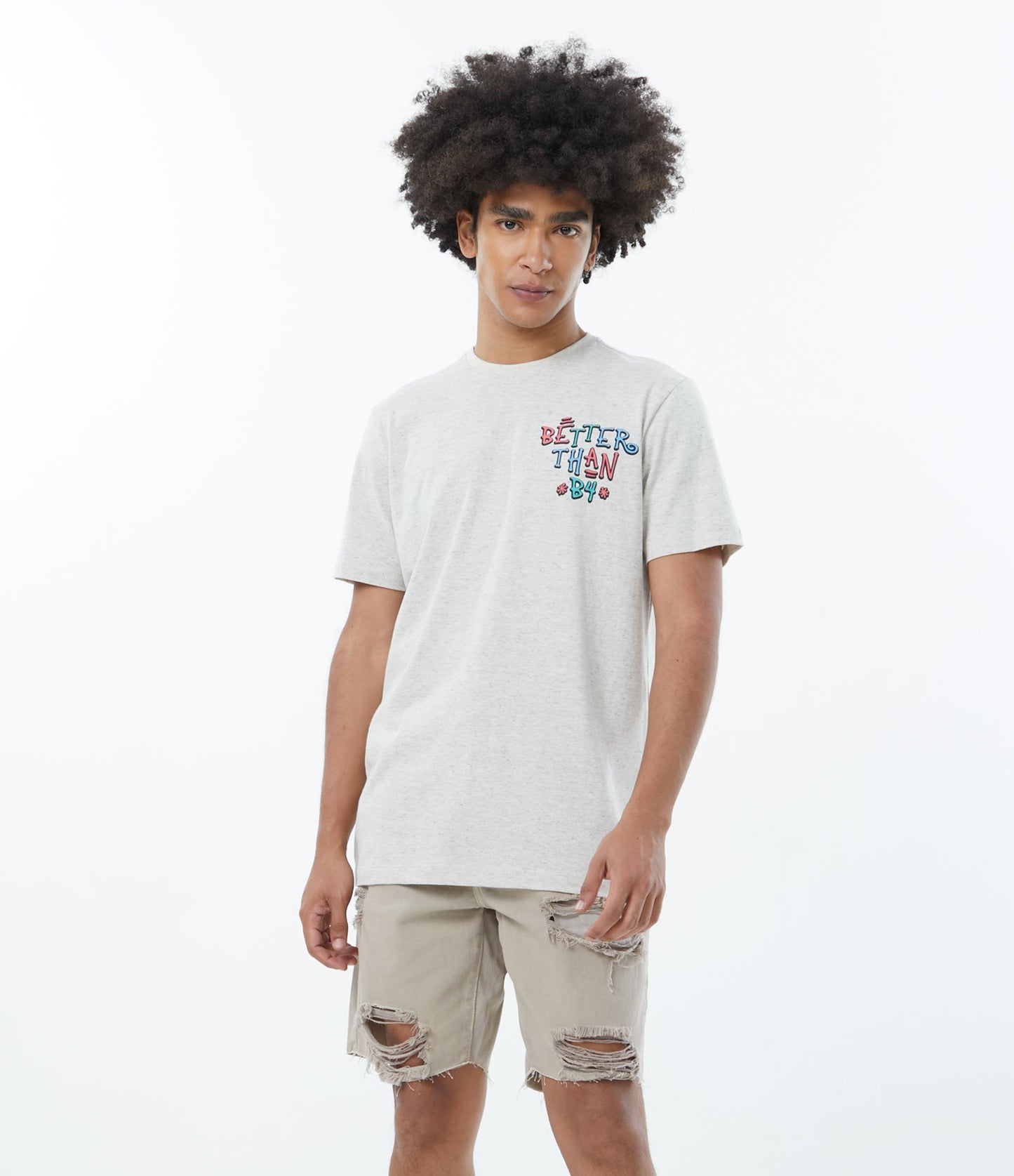 Camiseta beige de manga corta en medio punto con letras "Mejor que B4