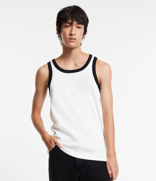 Camiseta regata com nervuras e borda branca contrastante