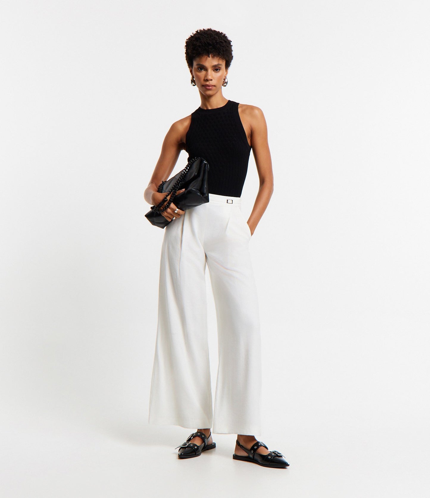 Calça larga de viscose off-white com pregas e fivelas na cintura