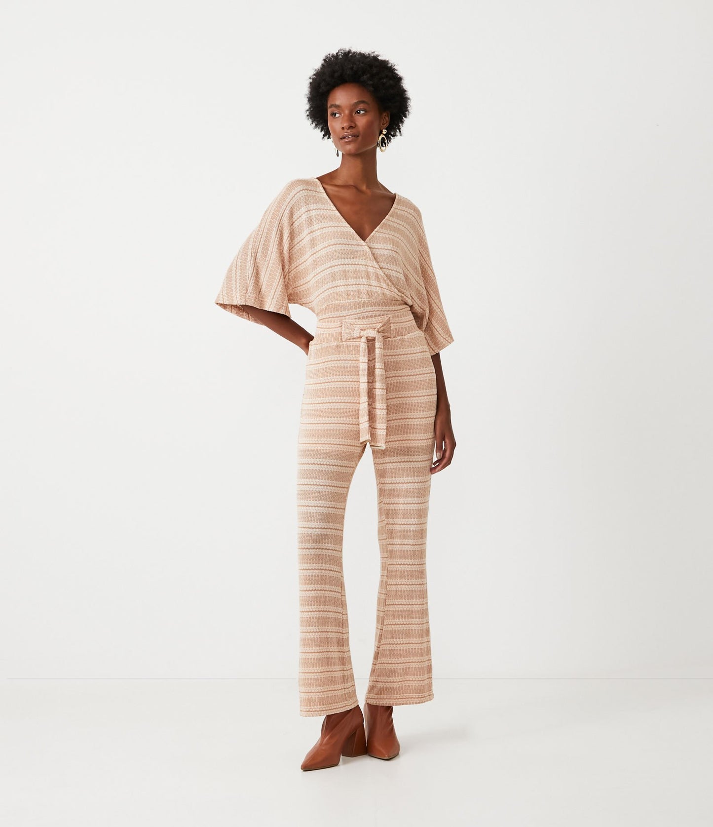 Calça flare de poliviscose texturizada com listras bege