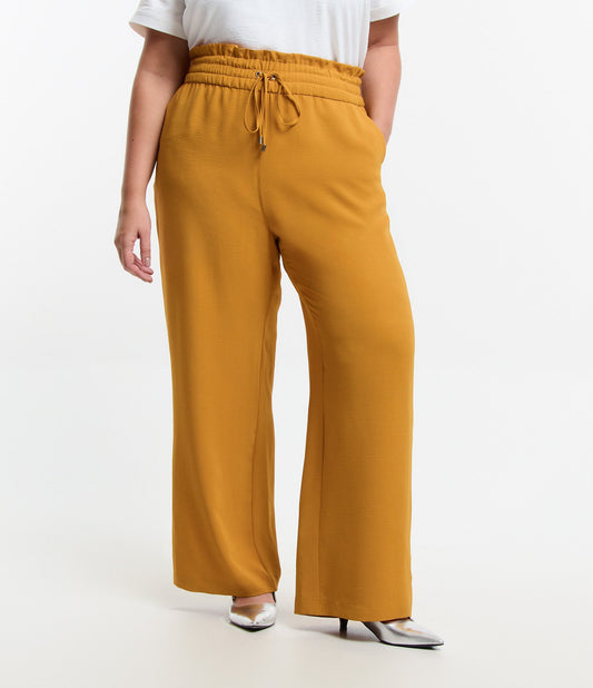Pantalones palazzo de crepé con lazo en la cintura en mostaza - Tallas grandes y curvas
