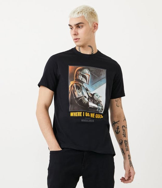 Camiseta preta em tecido de meia malha com estampa de Mandalorian e Baby Yoda