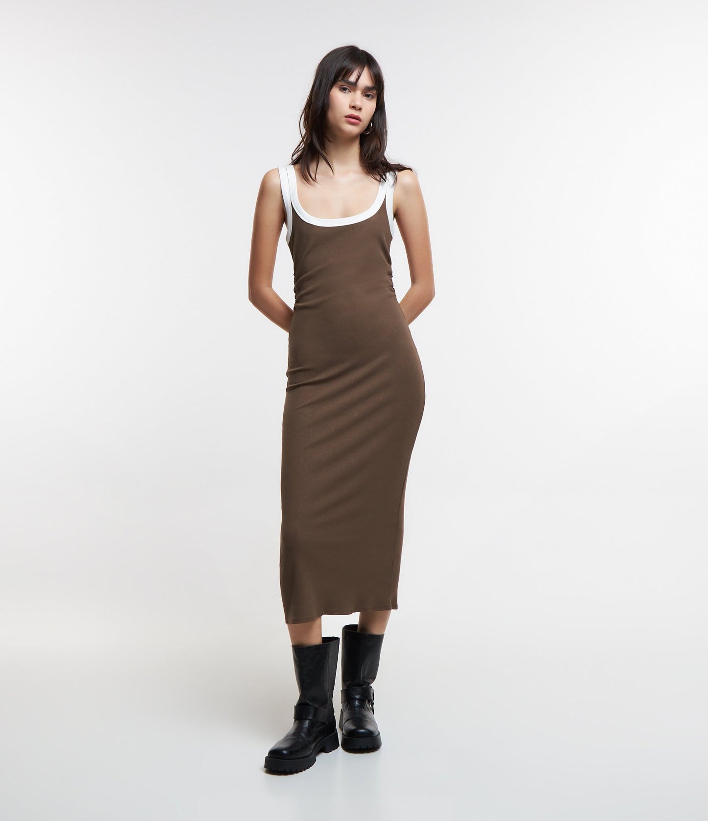 Novo vestido midi em tecido com nervuras e acabamento marrom contrastante