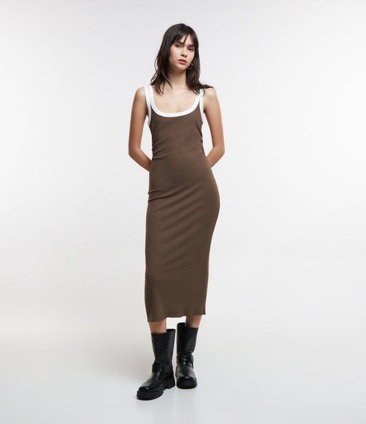 Novo vestido midi em tecido com nervuras e acabamento marrom contrastante