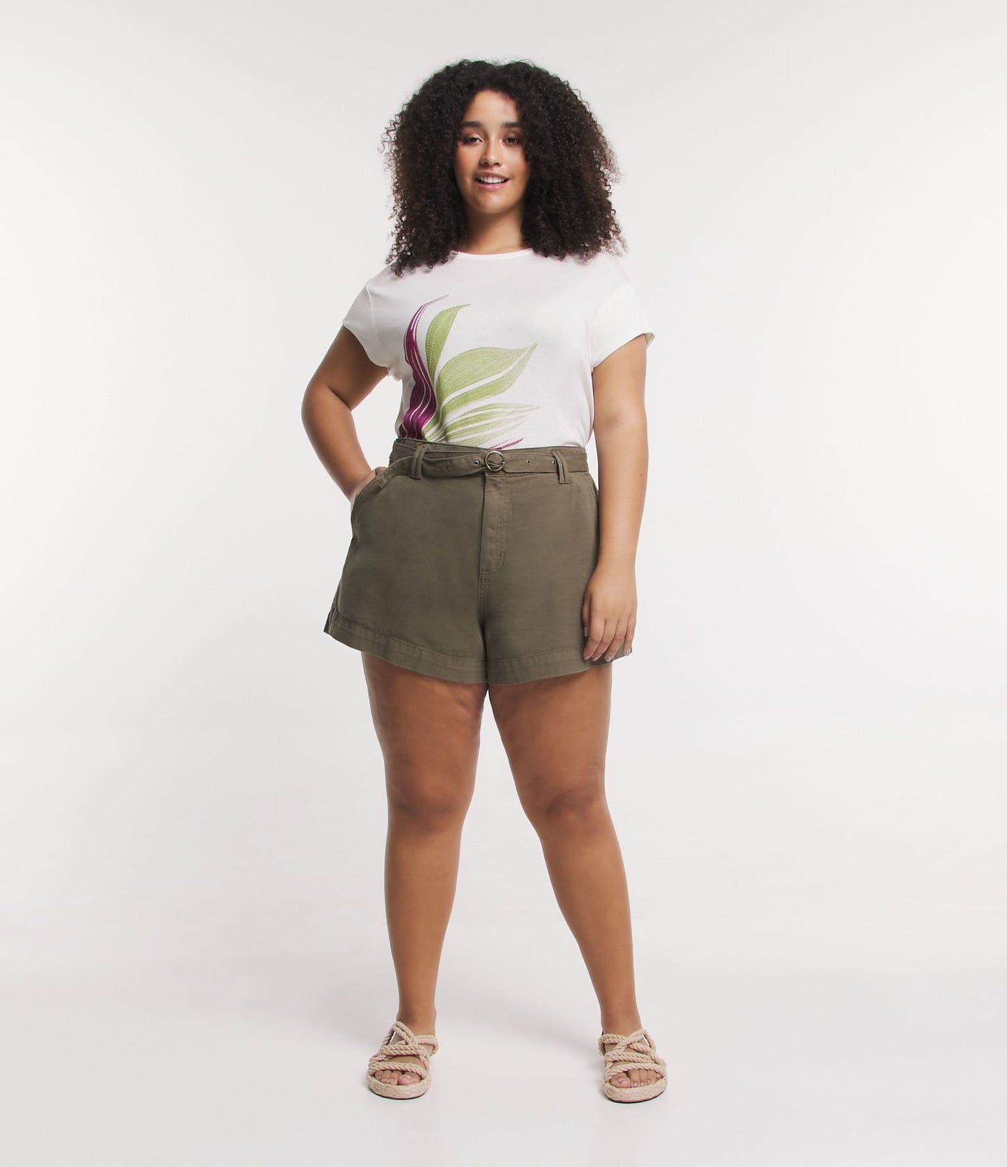 Pantalones cortos de sarga con cinturón verde militar - Curvas y tallas grandes