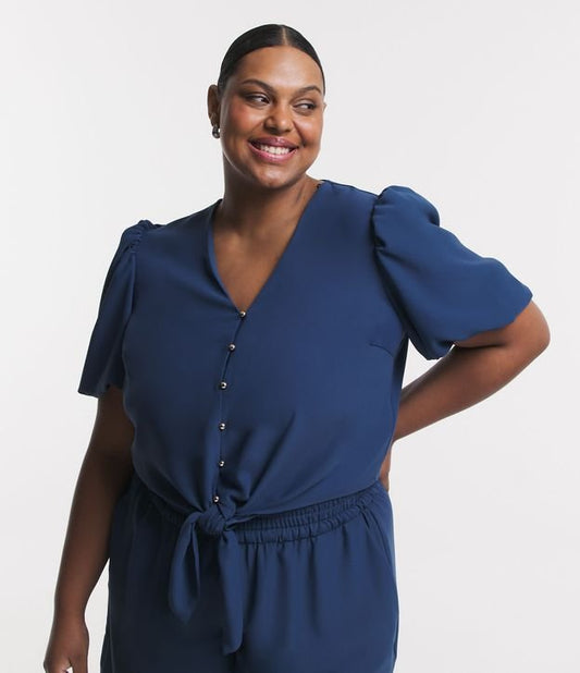 Blusa azul de crepe com manga bufante e bainha com amarração - Curve e Plus Size