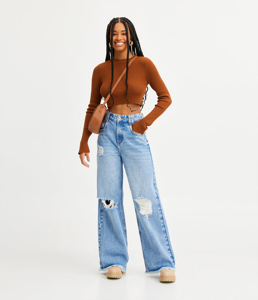 Calça jeans azul desgastada com perna larga
