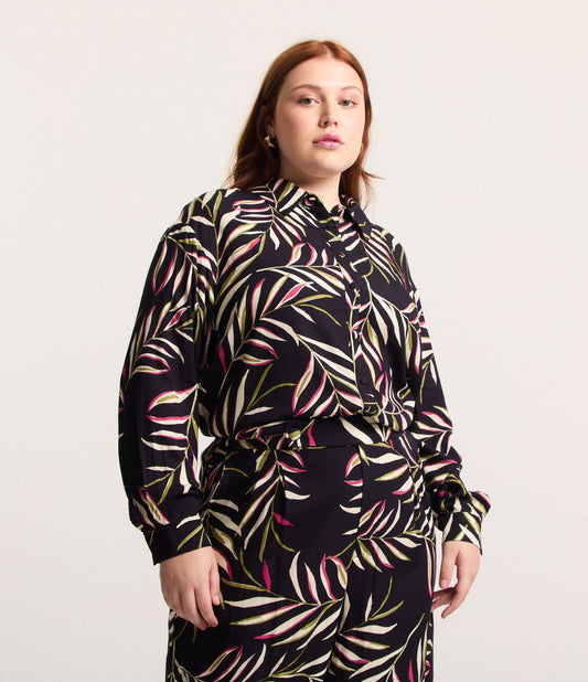 Camisa de viscose preta com estampa de folhas - Curve e Plus Size