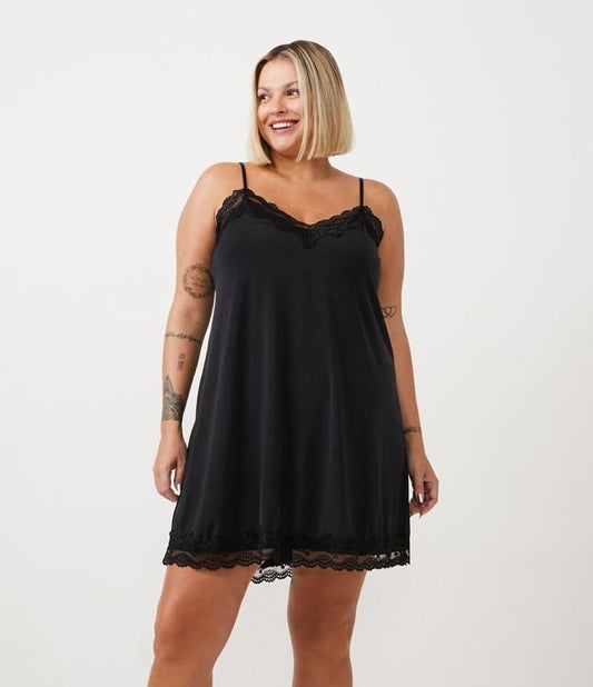 Camicia da notte corta in raso con dettagli in pizzo, taglie forti e taglie forti, nero