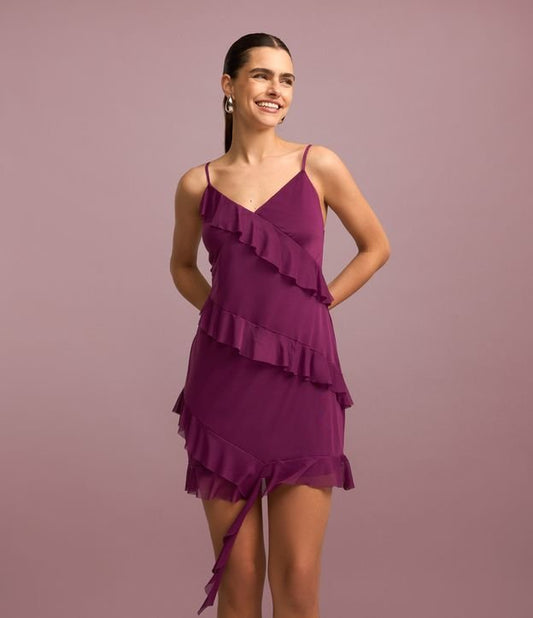 Vestido curto de tule roxo vinho com babados em espiral