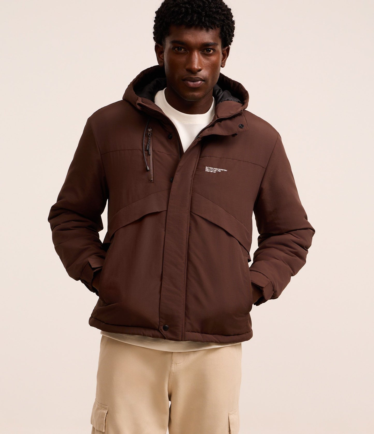 Giacca marrone in poliammide con ritagli e tasche dal design unico