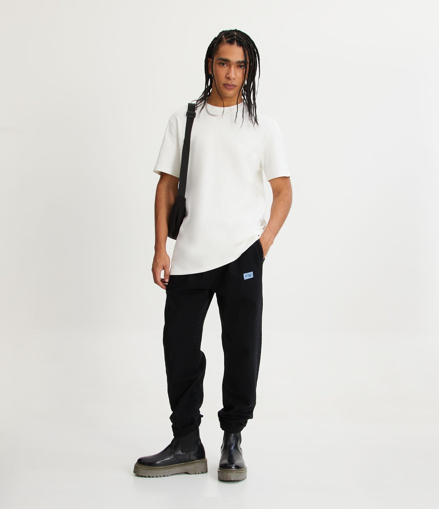 Jeans loose fit con elastico in vita ed etichetta frontale - Nero
