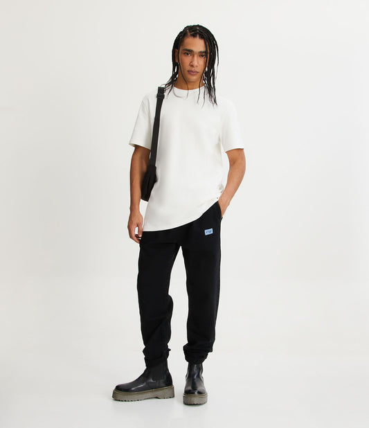 Calça jeans folgada com cós elástico e etiqueta frontal - Preto